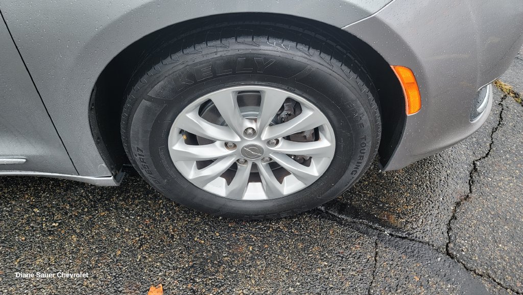 Used 2018 Chrysler Pacifica Touring-L FWD image 15