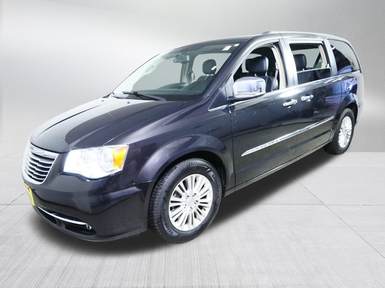Used 2015 Chrysler Town & Country Touring-L w/ Driver Convenience Group FWD image 3