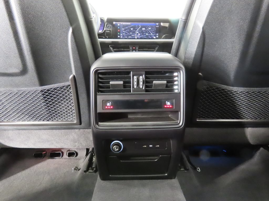 Certified 2025 Porsche Cayenne AWD/4WD image 32