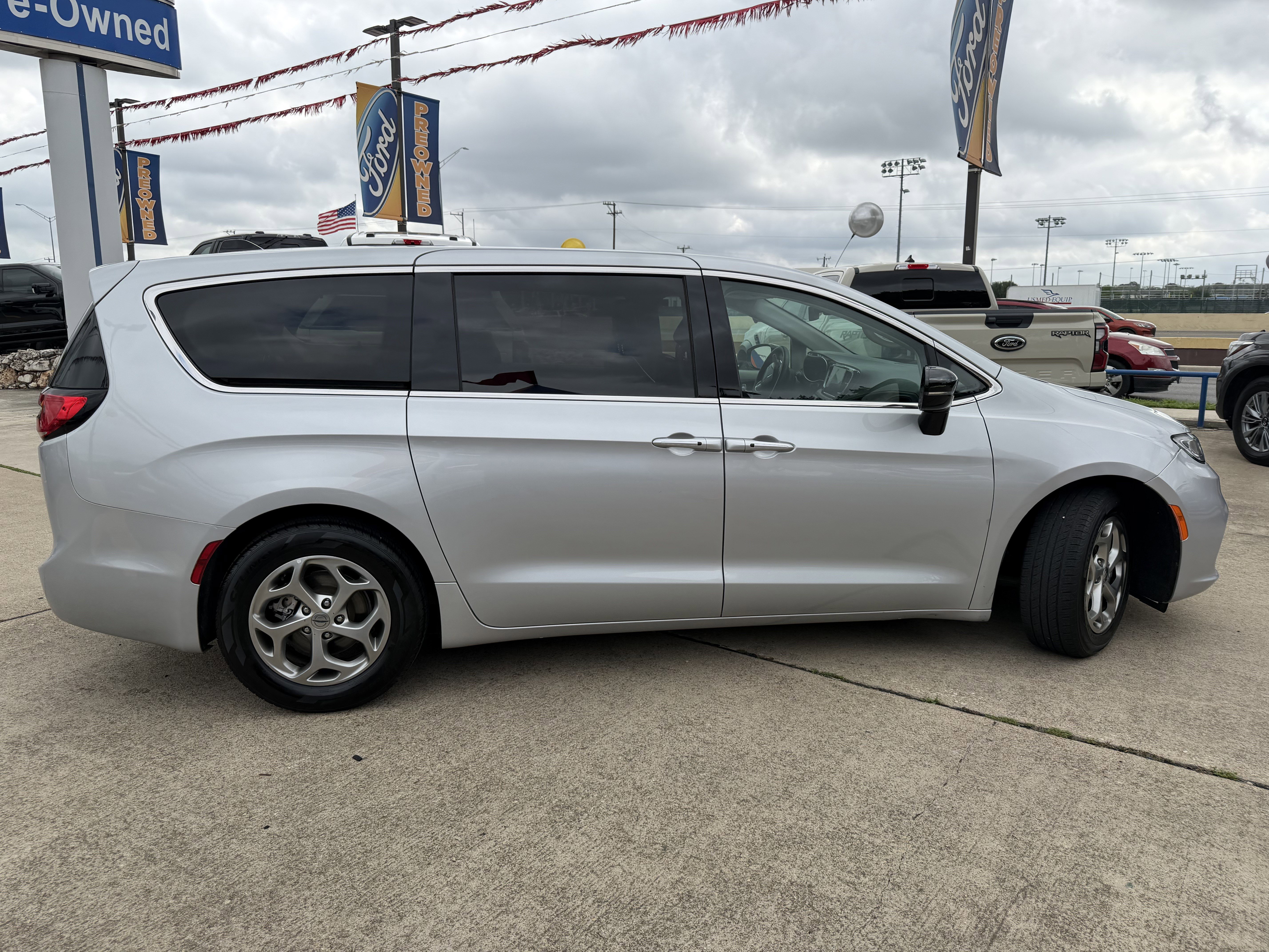 Used 2024 Chrysler Pacifica Limited FWD image 4