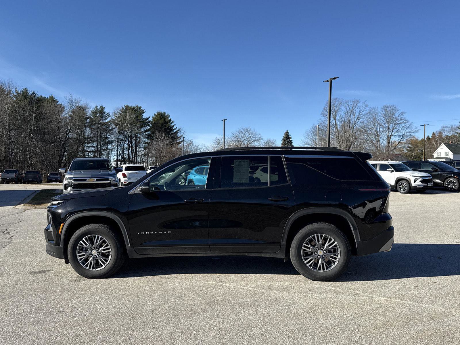 Used 2025 Chevrolet Traverse LT image 4