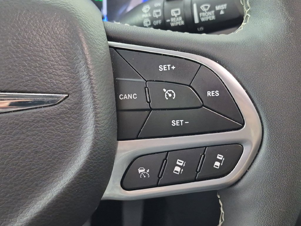 Used 2025 Chrysler Pacifica Select FWD image 19