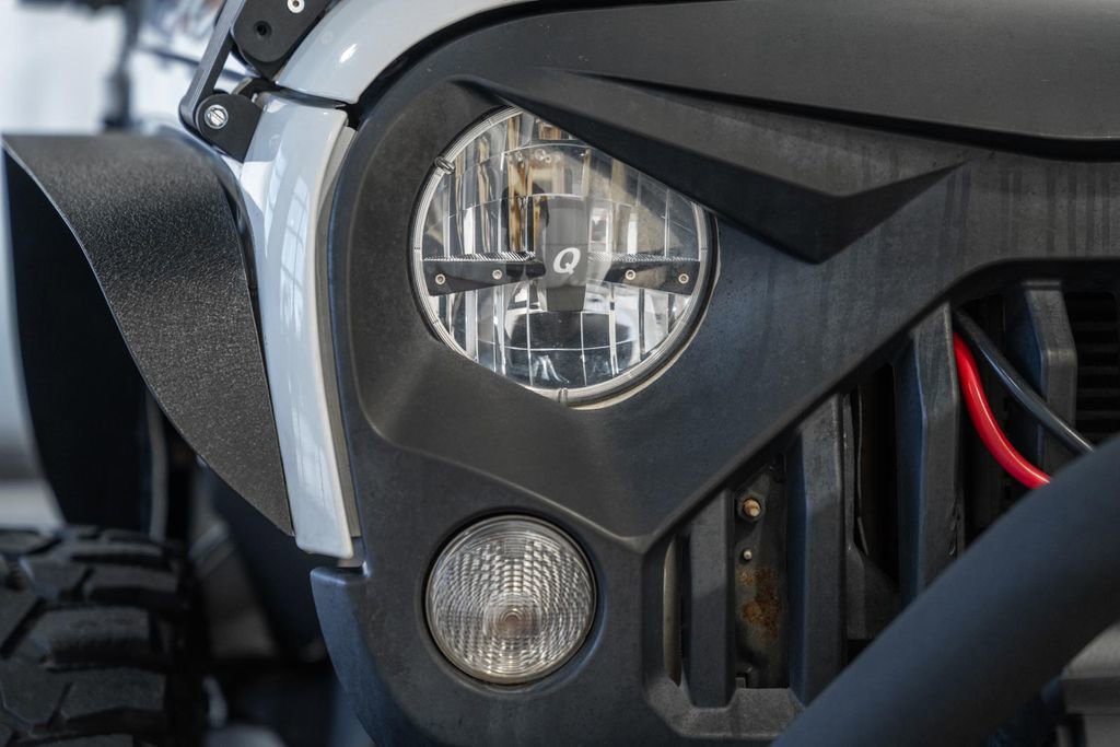 Used 2015 Jeep Wrangler Unlimited Rubicon w/ Connectivity Group image 10