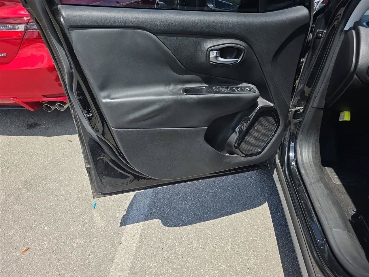 Used 2017 Jeep Renegade Altitude FWD image 15