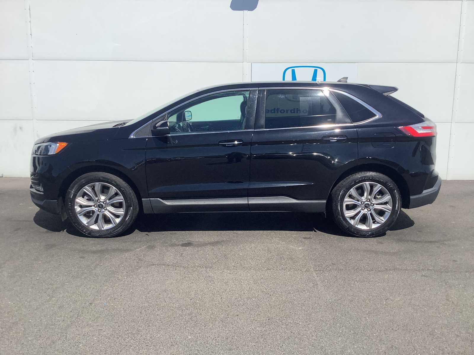 Used 2024 Ford Edge Titanium AWD/4WD image 3