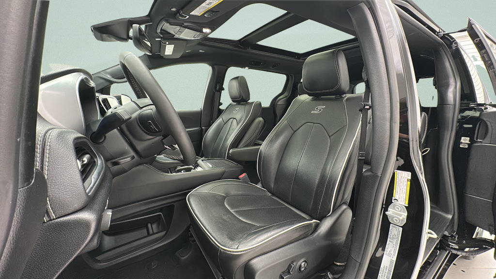 Used 2025 Chrysler Pacifica Limited FWD image 15