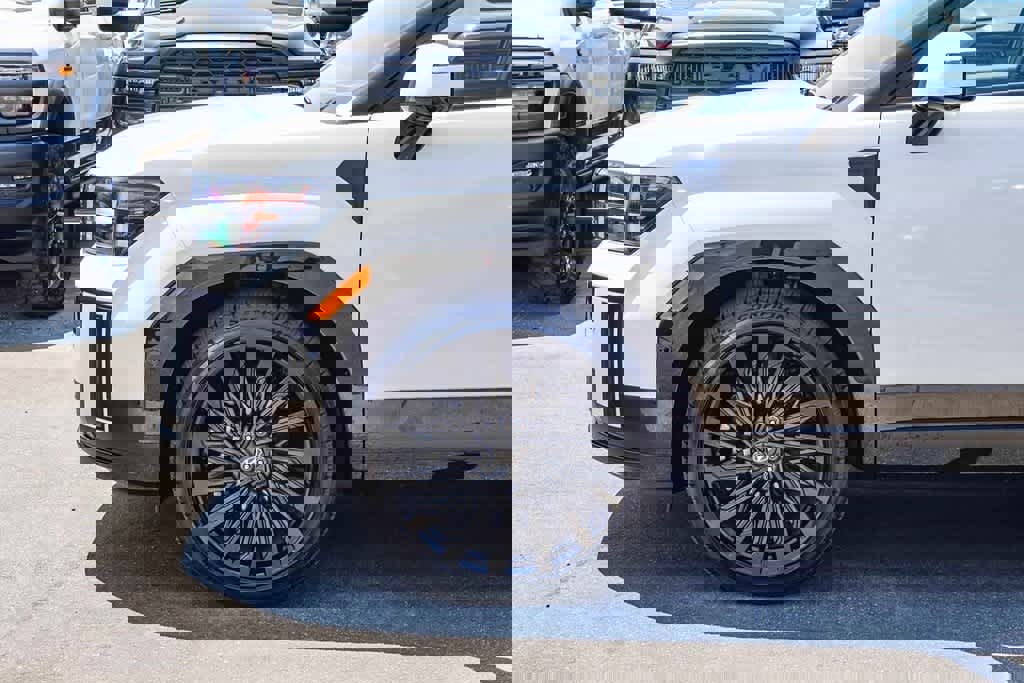 Used 2025 Hyundai Santa Fe Calligraphy image 9