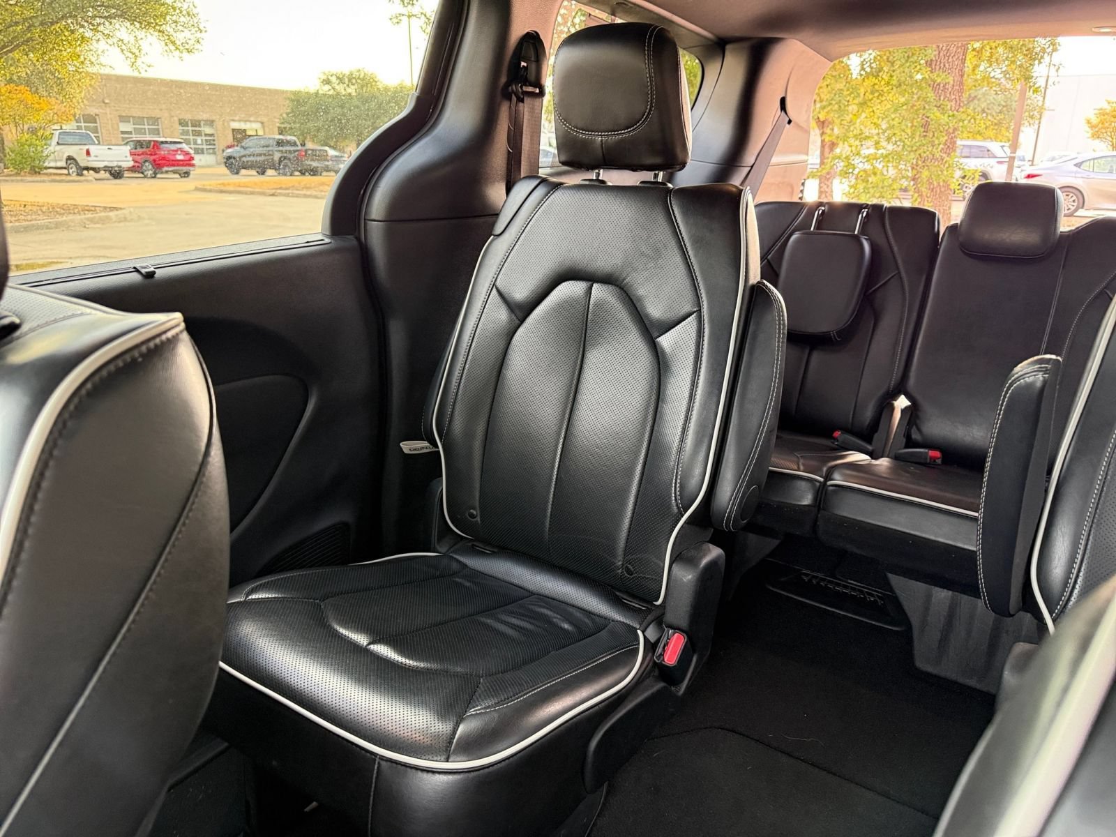 Used 2025 Chrysler Pacifica Limited FWD image 42