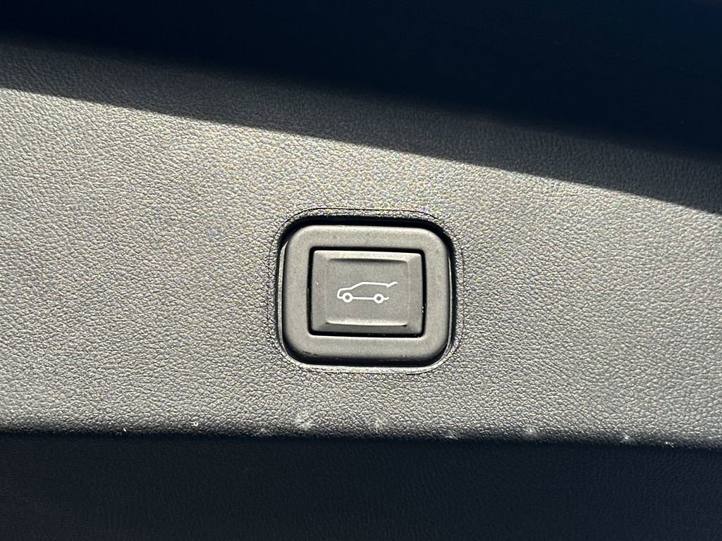 Used 2024 Cadillac Lyriq Sport image 7