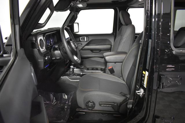 Used 2025 Jeep Wrangler Unlimited Sahara AWD/4WD image 11