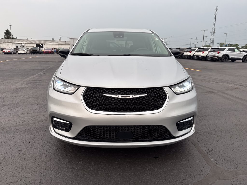 Used 2024 Chrysler Pacifica Touring-L FWD image 3