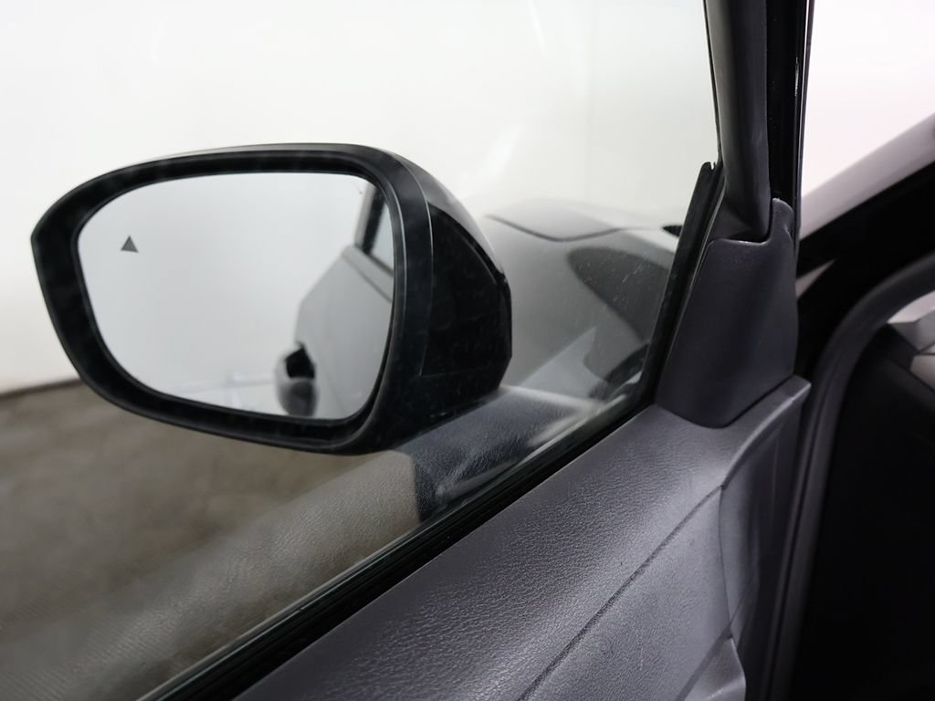 Used 2025 Nissan Kicks SV AWD/4WD image 33
