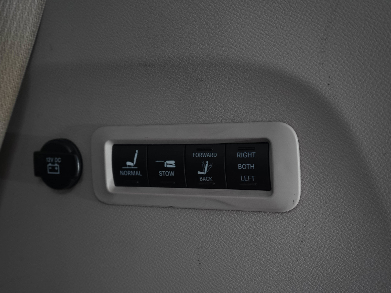 Used 2017 Chrysler Pacifica Limited w/ UConnect Theater Package FWD image 11