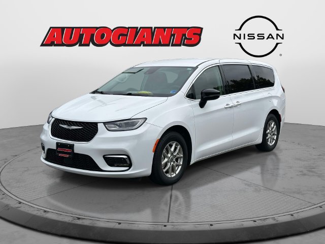 Used 2024 Chrysler Pacifica Touring-L FWD image 6