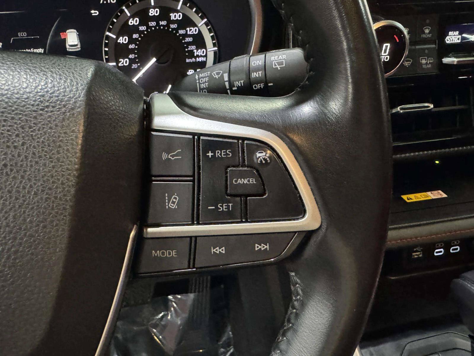 Used 2023 Toyota Highlander XSE AWD/4WD image 29