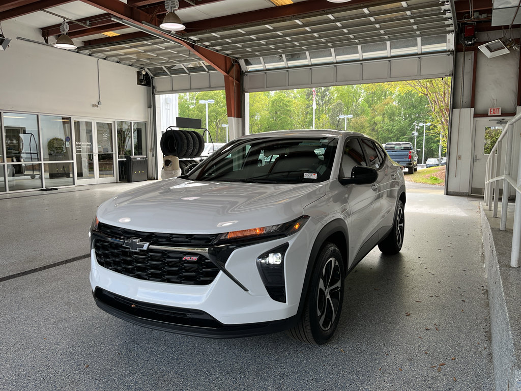 Used 2024 Chevrolet Trax RS w/ Sunroof Package FWD image 4