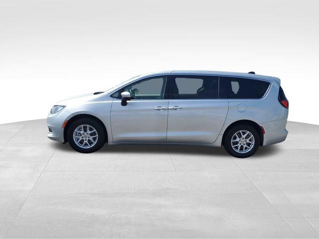 Used 2023 Chrysler Voyager LX FWD image 7