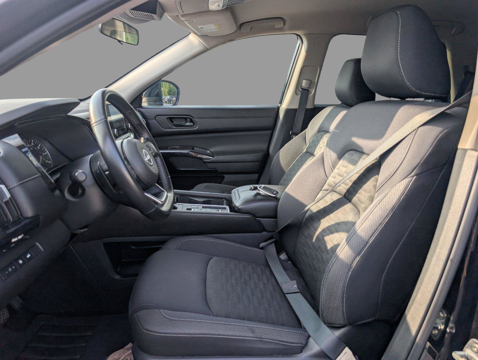 Used 2025 Nissan Pathfinder SV FWD image 16