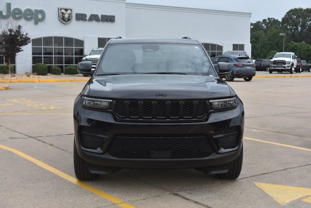 Used 2024 Jeep Grand Cherokee Altitude RWD image 2