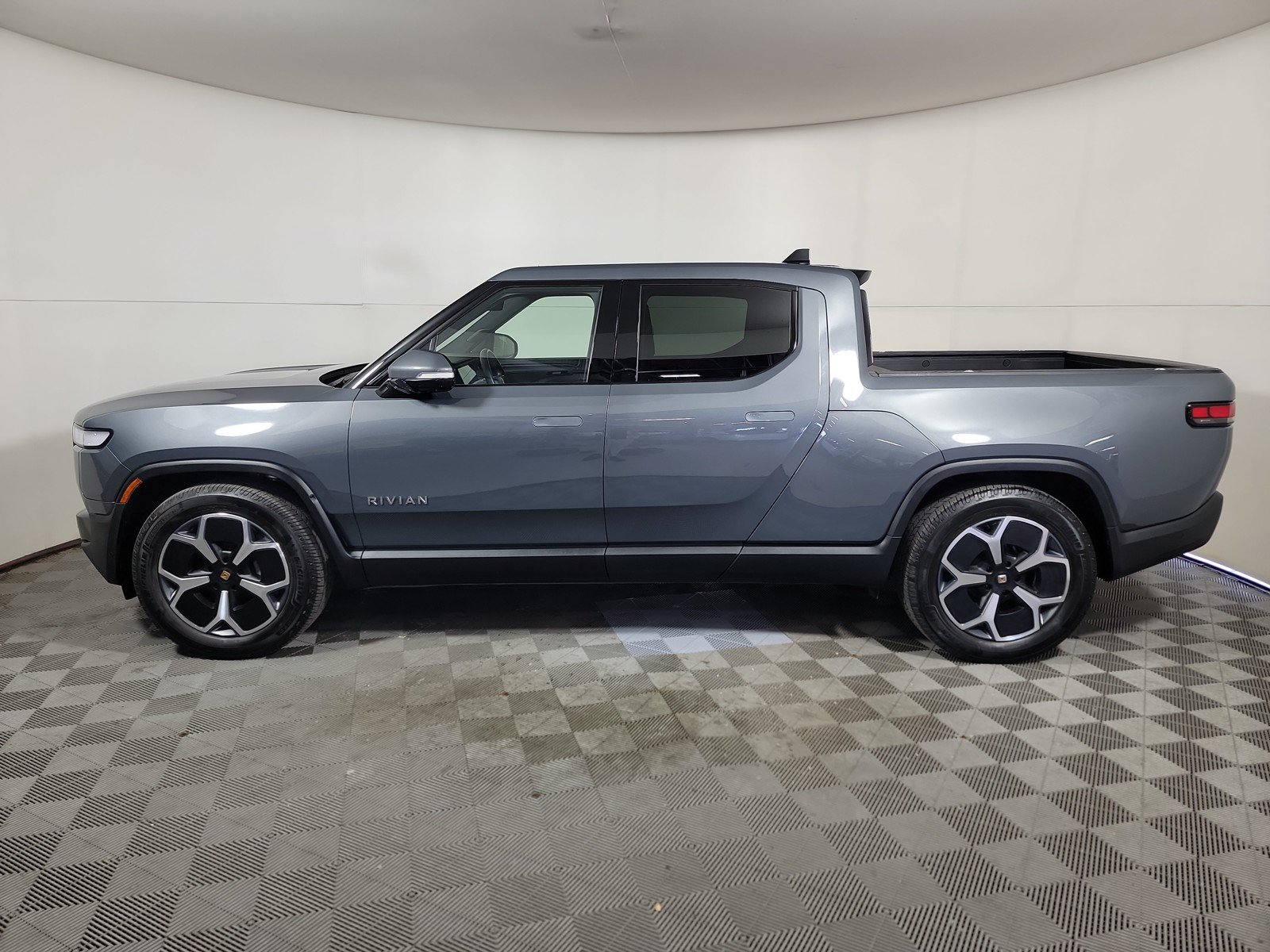 Used 2024 Rivian R1T Adventure AWD/4WD image 2