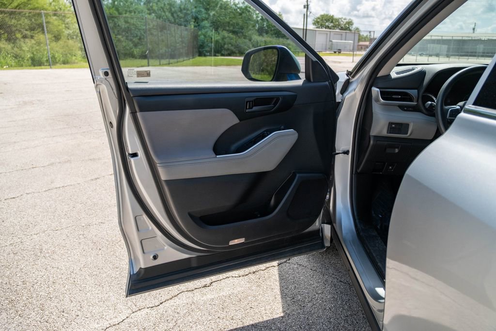 Used 2021 Toyota Highlander L FWD image 11