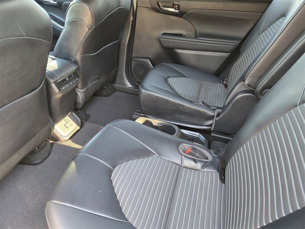 Used 2022 Toyota Highlander XSE image 31