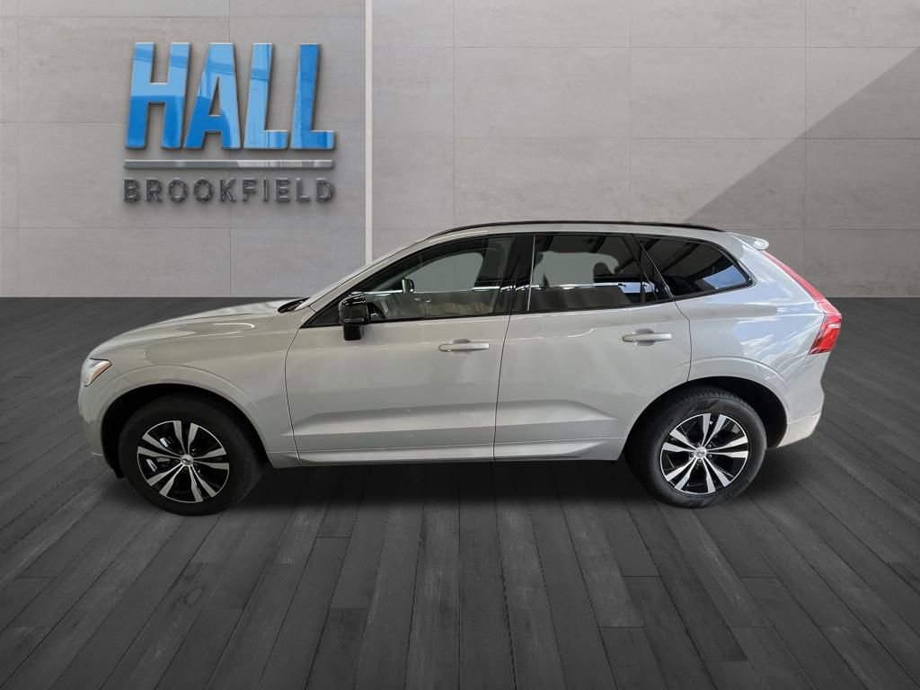 Used 2024 Volvo XC60 B5 Core image 2