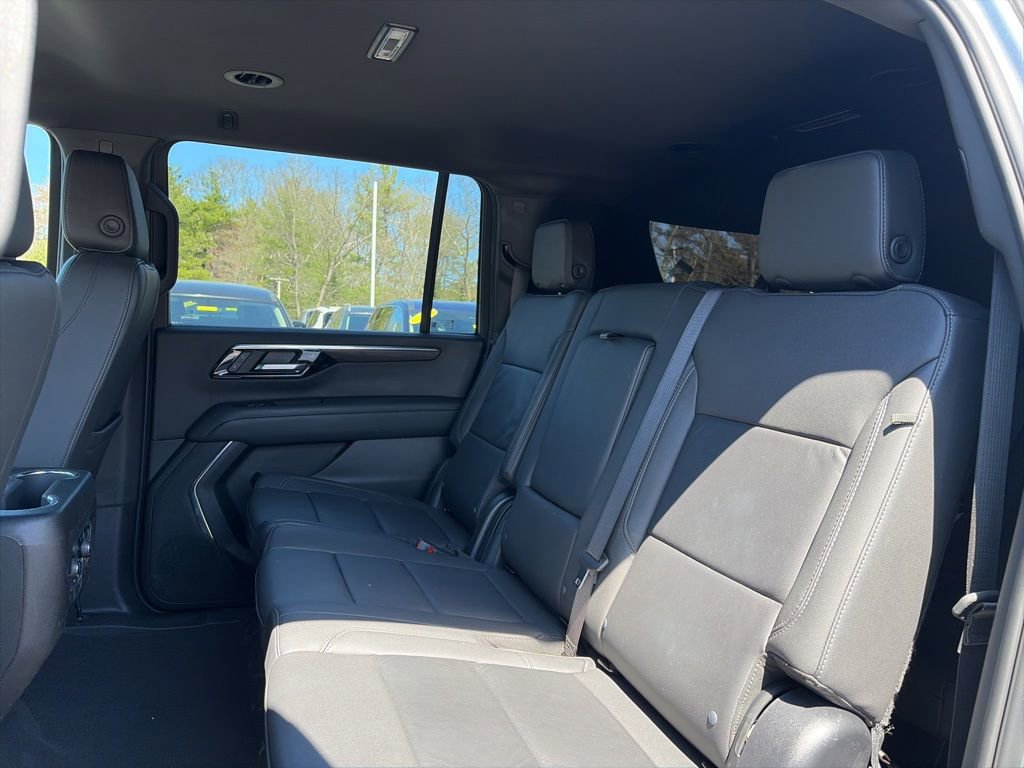 Used 2025 Chevrolet Suburban Z71 image 11