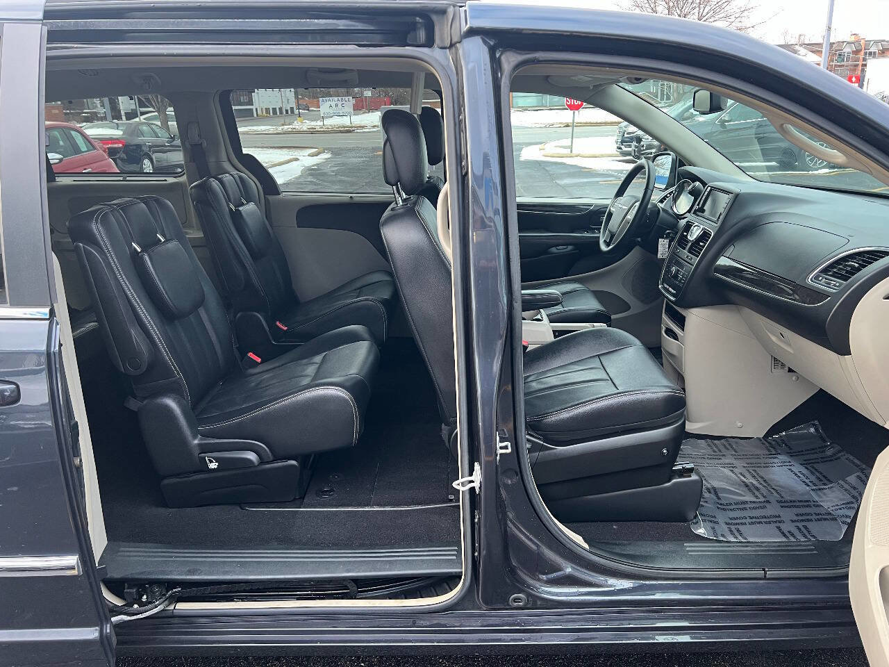 Used 2014 Chrysler Town & Country Touring image 27