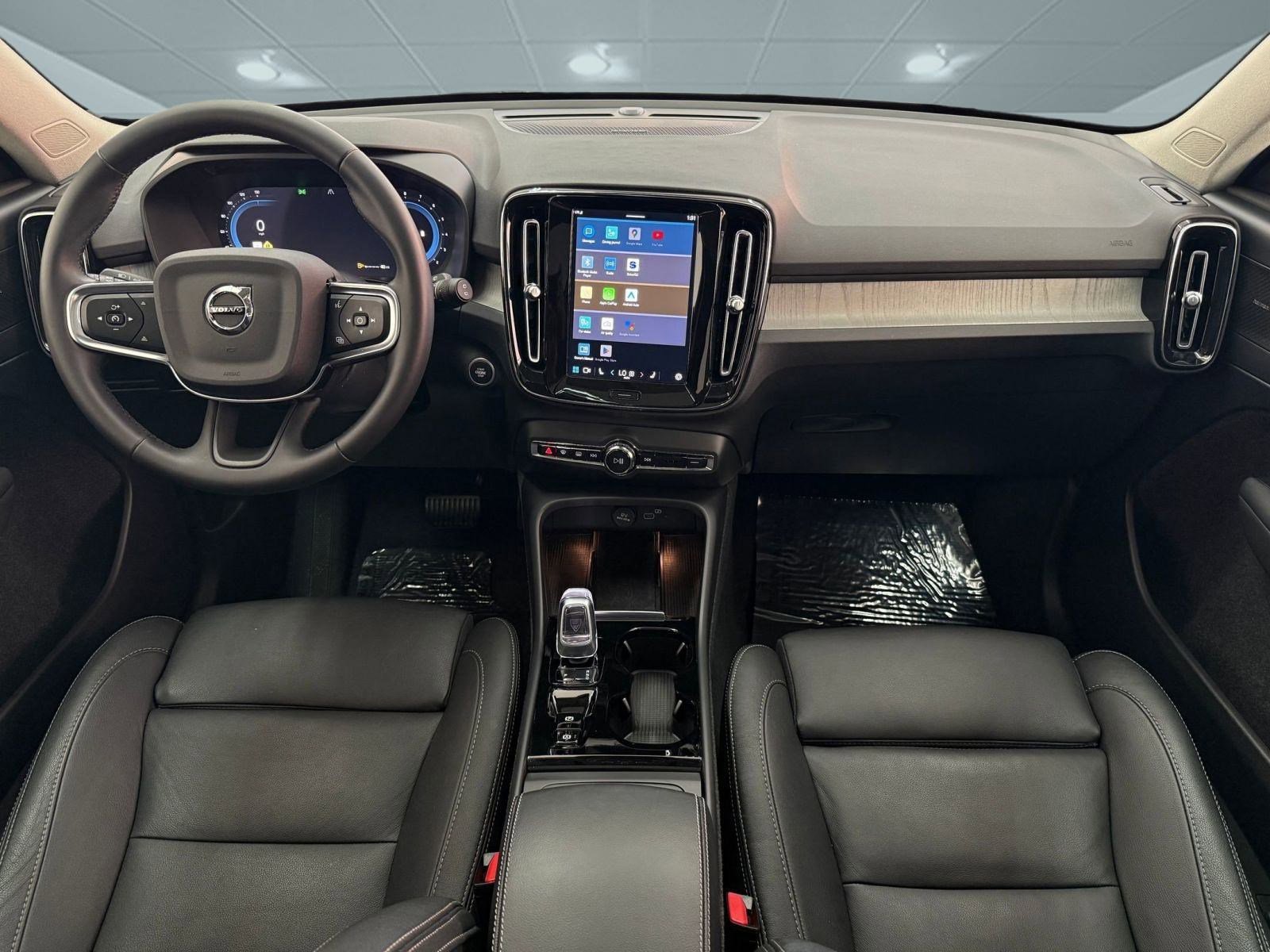 Used 2024 Volvo XC40 B5 Plus image 13