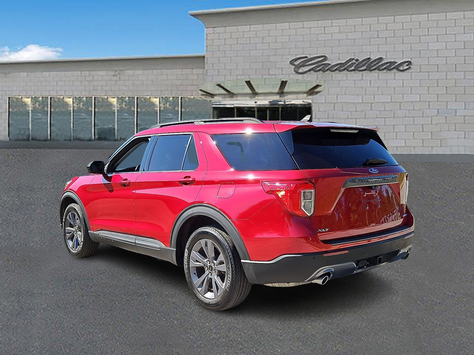 Used 2022 Ford Explorer XLT w/ Equipment Group 202A image 6