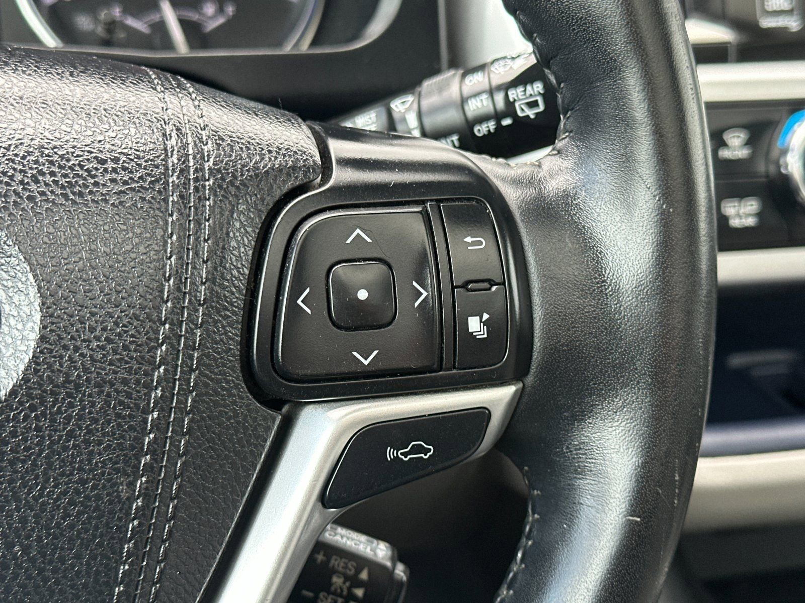 Used 2015 Toyota Highlander Limited Platinum AWD/4WD image 31