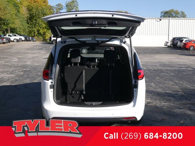 New 2026 Chrysler Pacifica Select FWD image 16