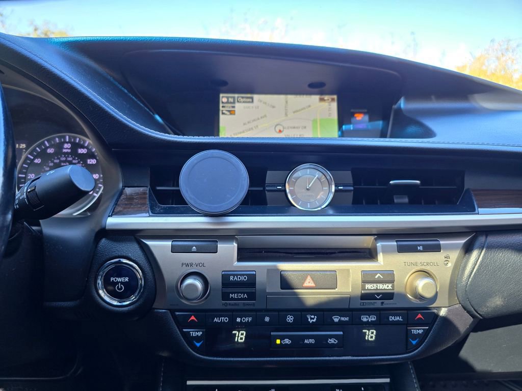 Used 2016 Lexus ES 300h image 37