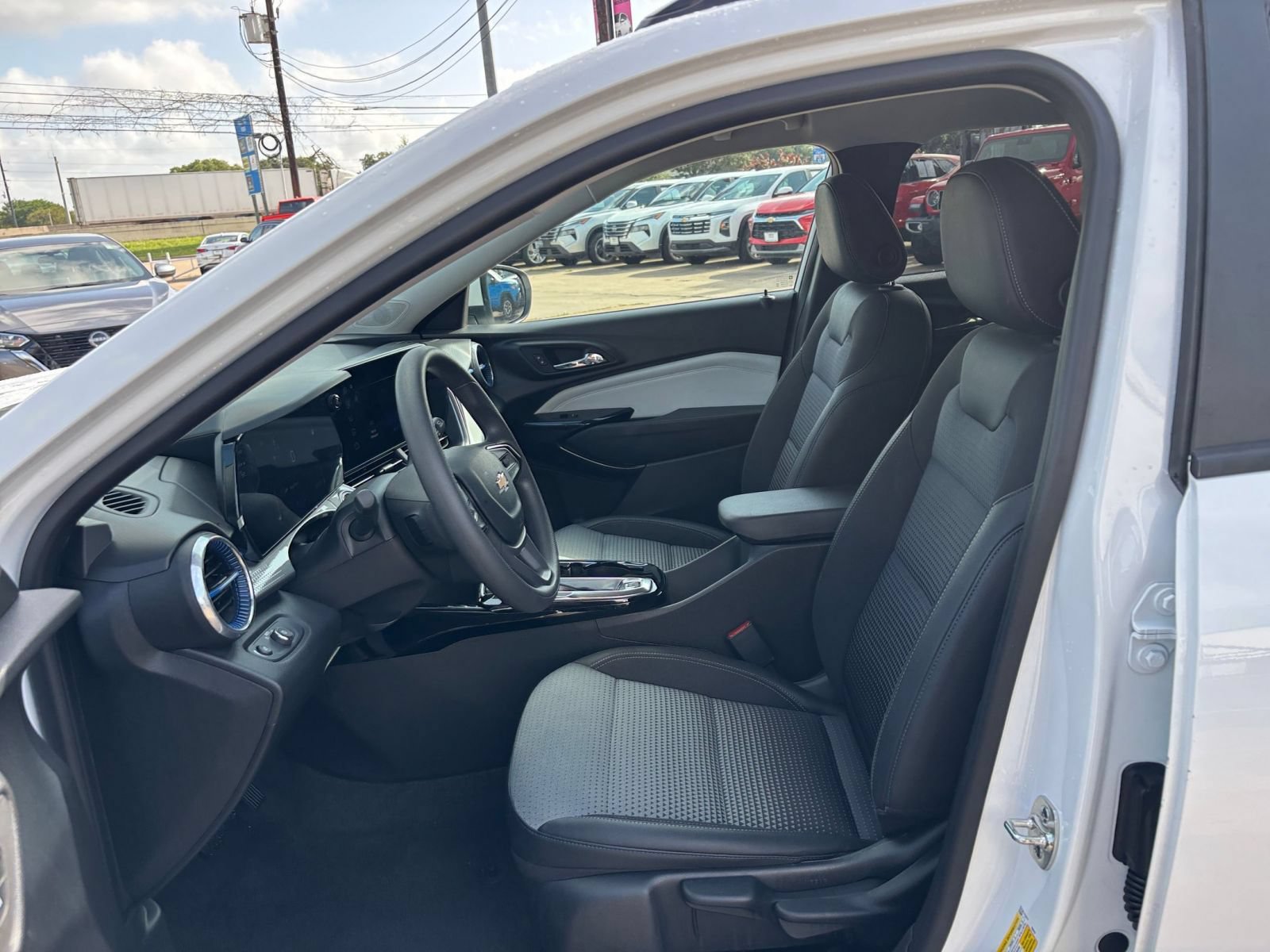 Used 2025 Chevrolet Trax LT FWD image 25