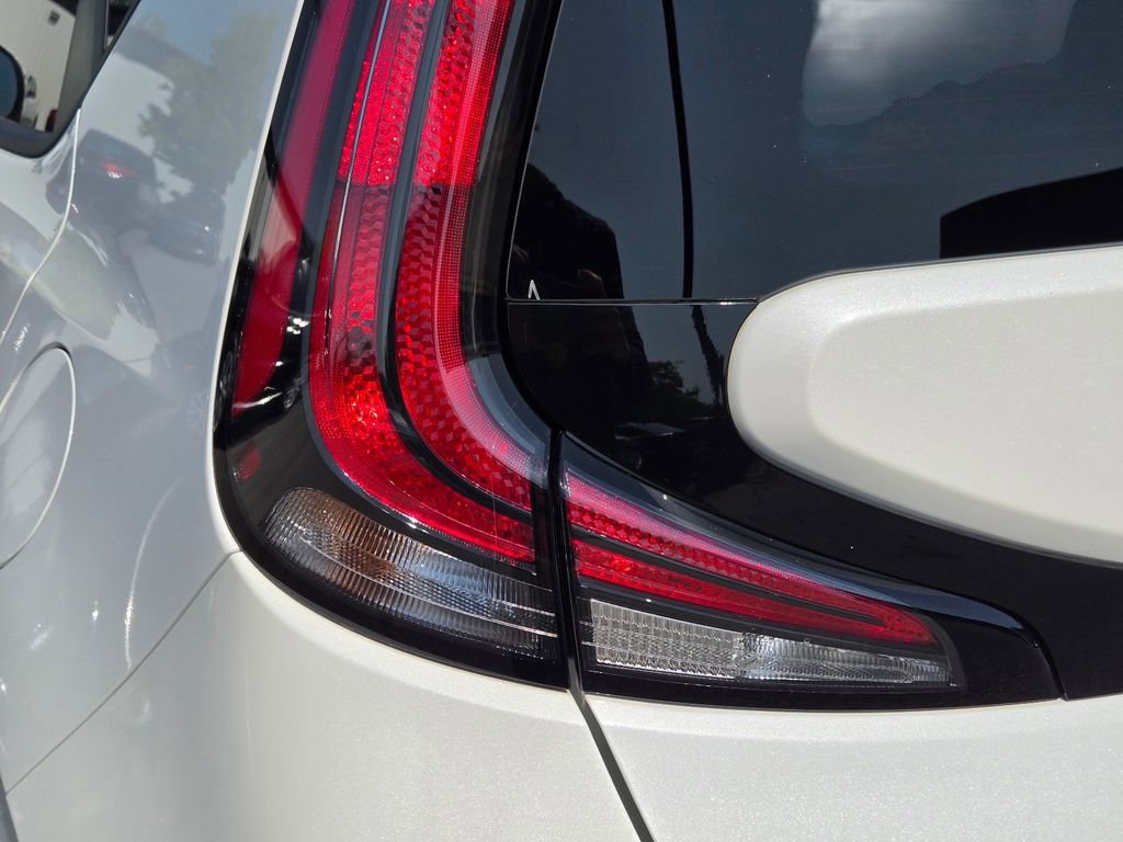 Used 2025 Kia Soul LX FWD image 12