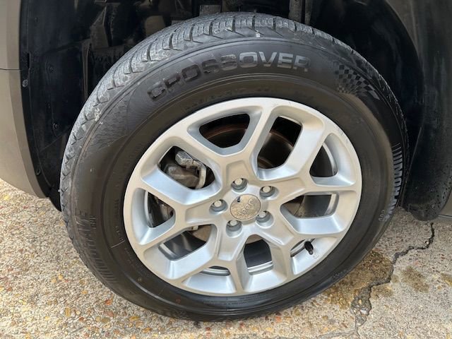 Used 2018 Jeep Renegade Latitude w/ Cold Weather Group image 12