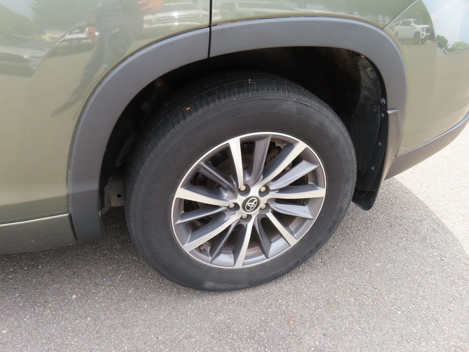 Used 2018 Toyota Highlander XLE w/ Carpet Mat Package (TMS) AWD/4WD image 13