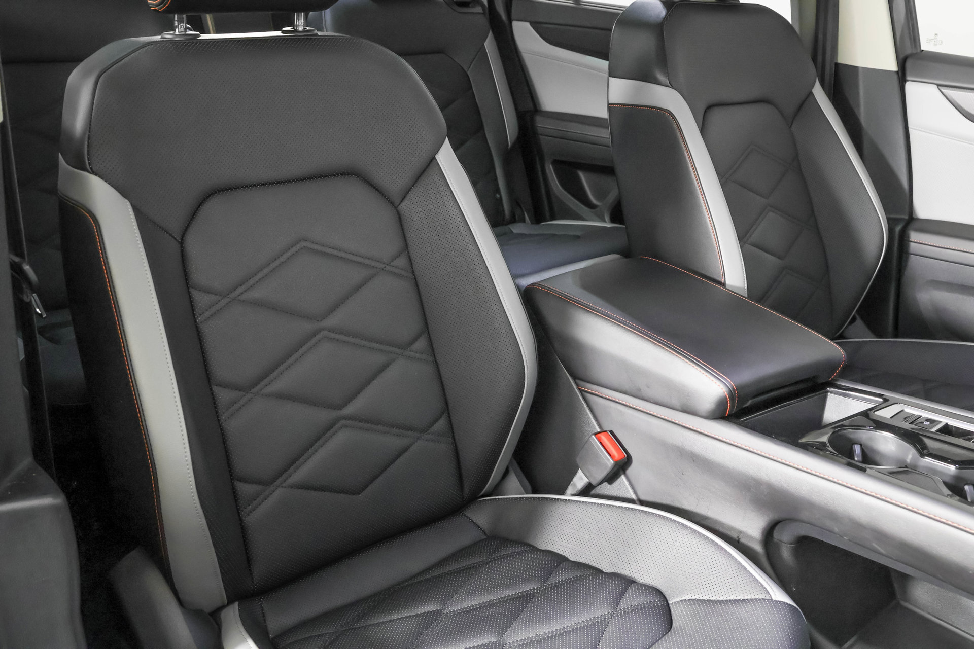 Used 2024 Volkswagen Atlas Peak Edition SE AWD/4WD image 47