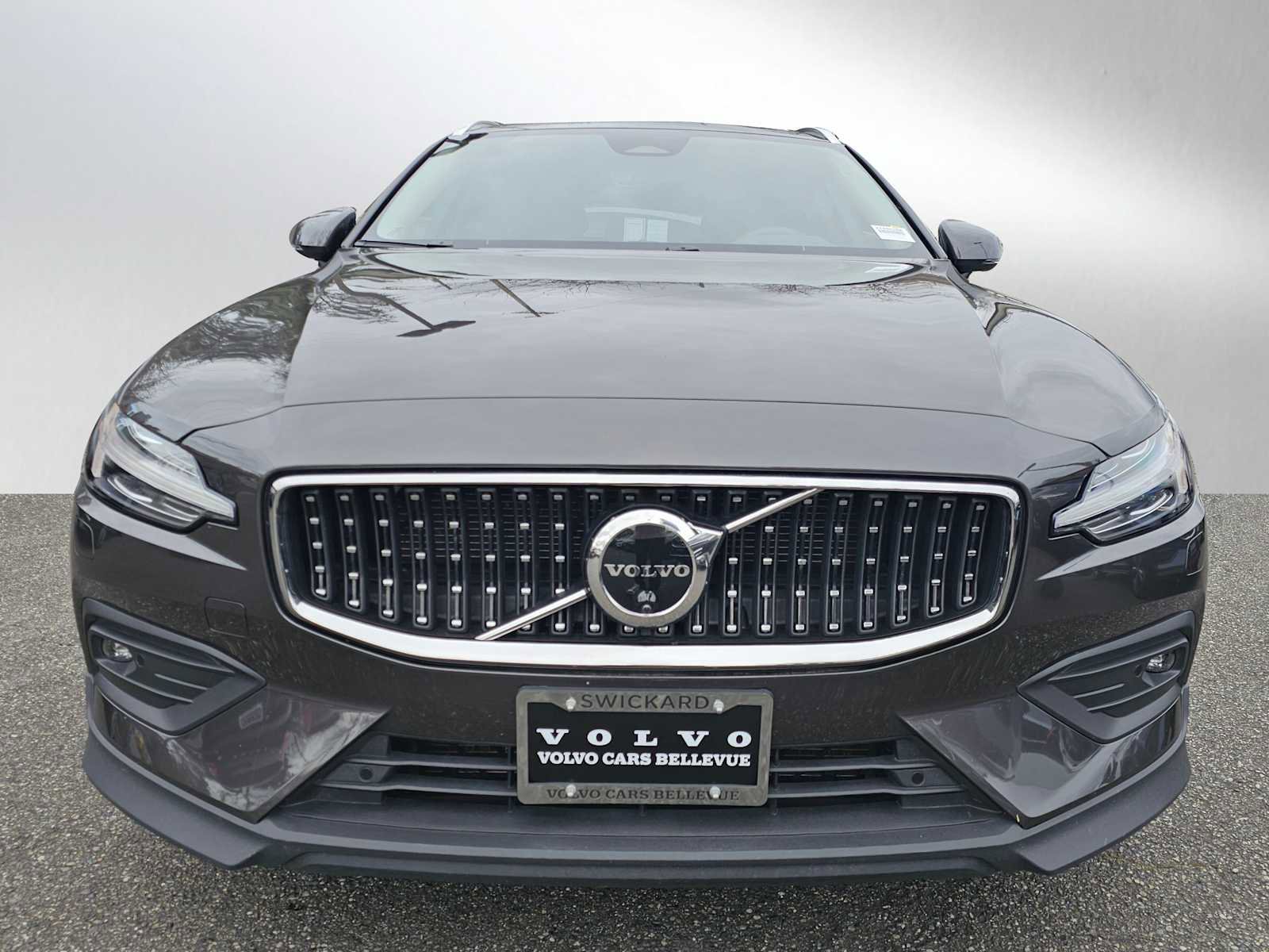 Certified 2025 Volvo V60 B5 Cross Country Plus AWD/4WD image 9