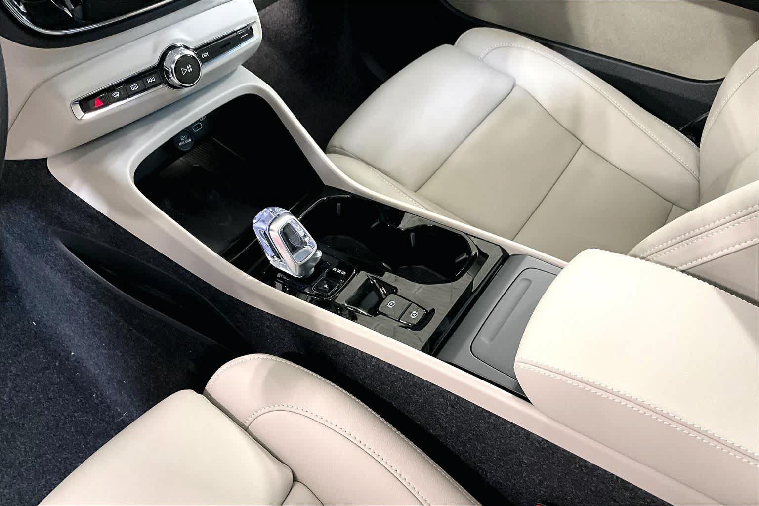 New 2026 Volvo XC40 B5 Ultra w/ Protection Package Premier AWD/4WD image 10