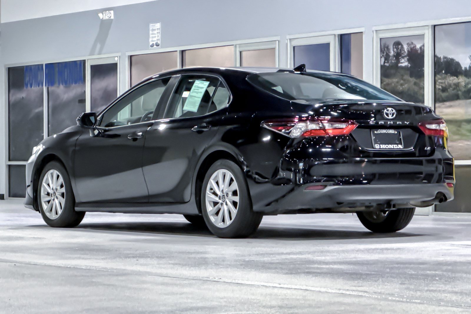 Used 2022 Toyota Camry LE FWD image 3