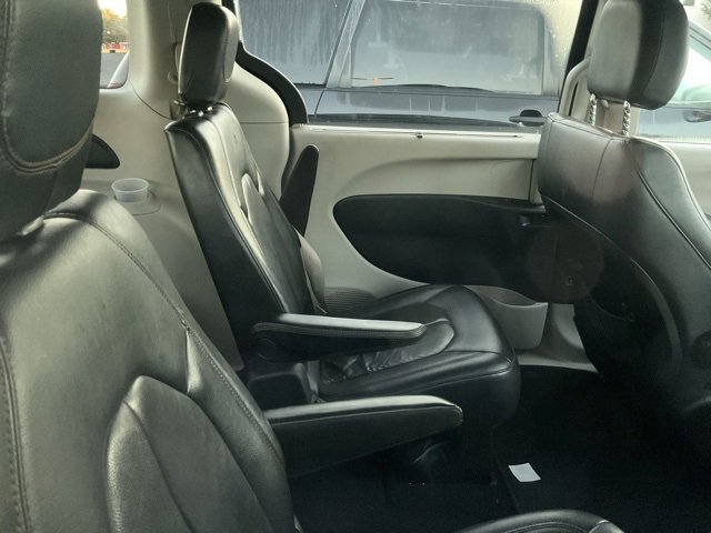 Used 2017 Chrysler Pacifica Touring-L image 4