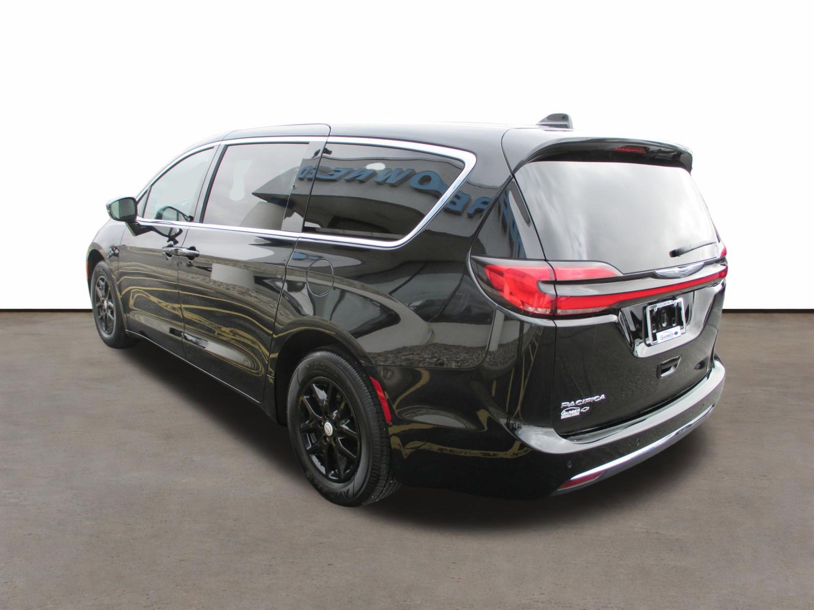 Used 2026 Chrysler Pacifica Select image 5