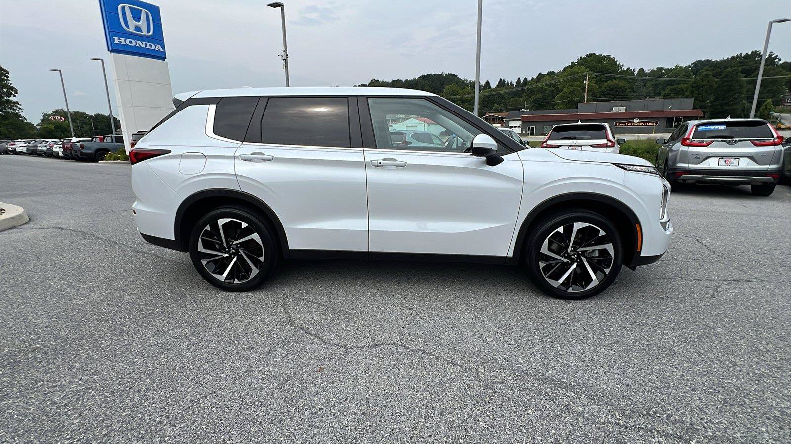 Used 2024 Mitsubishi Outlander SE AWD/4WD image 3