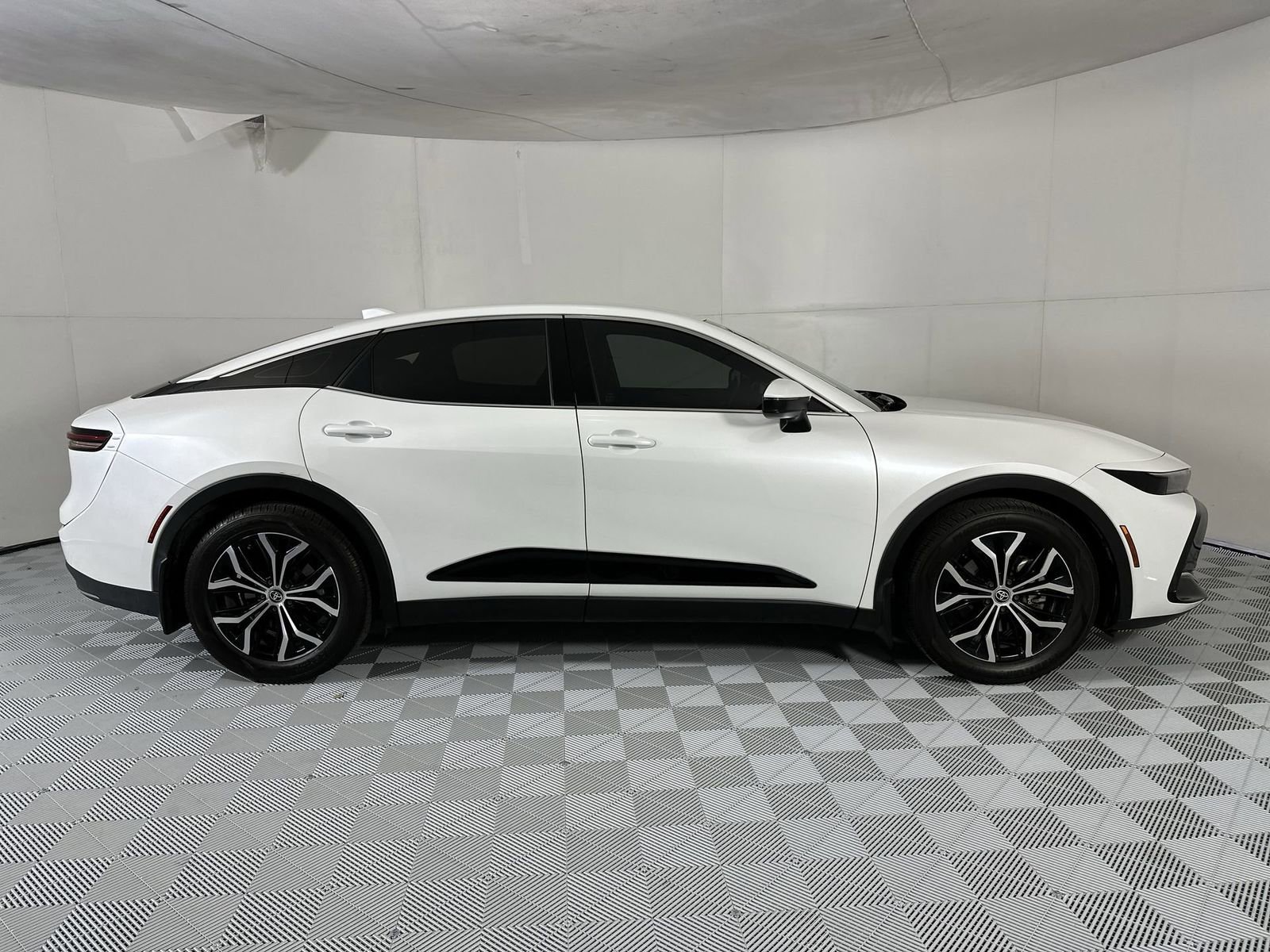 Used 2023 Toyota Crown XLE AWD/4WD image 9