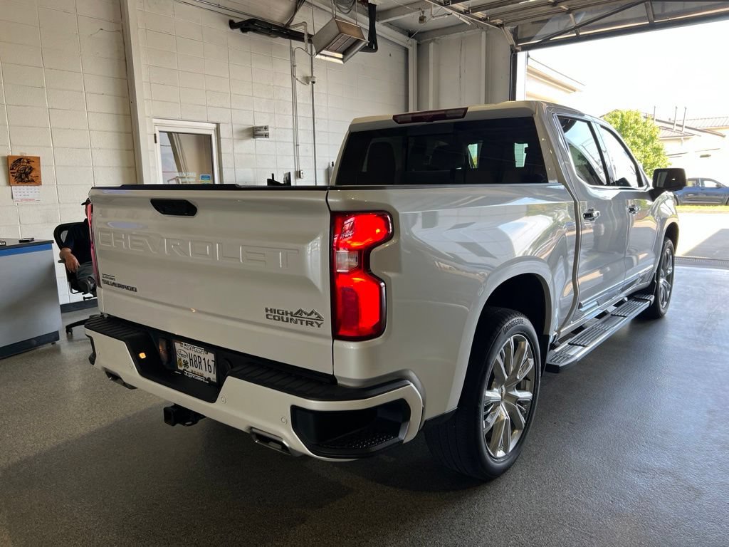 Used 2022 Chevrolet Silverado 1500 High Country w/ High Country Premium Package AWD/4WD image 3