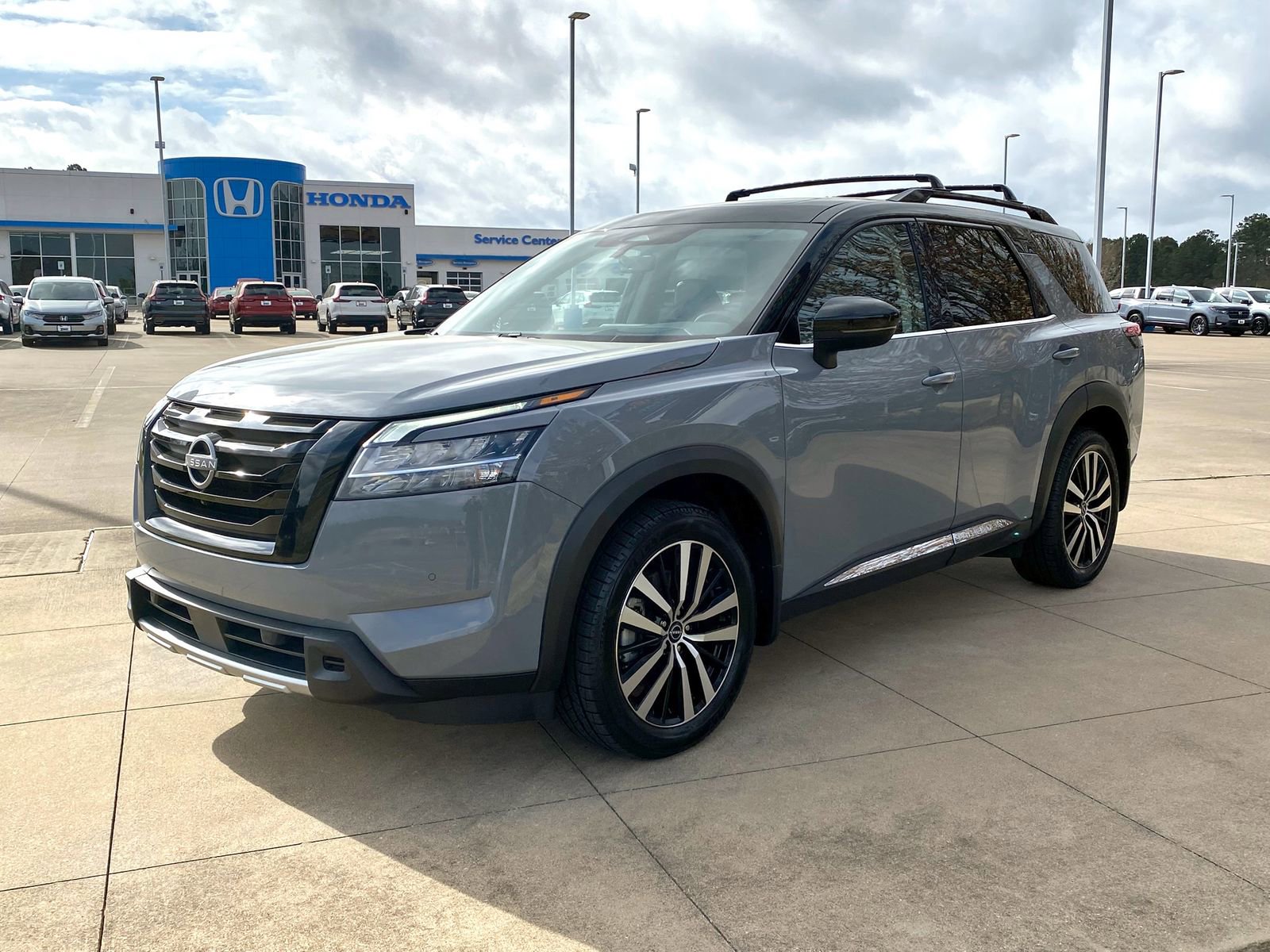 Used 2024 Nissan Pathfinder Platinum w/ Black Appearance Package image 3