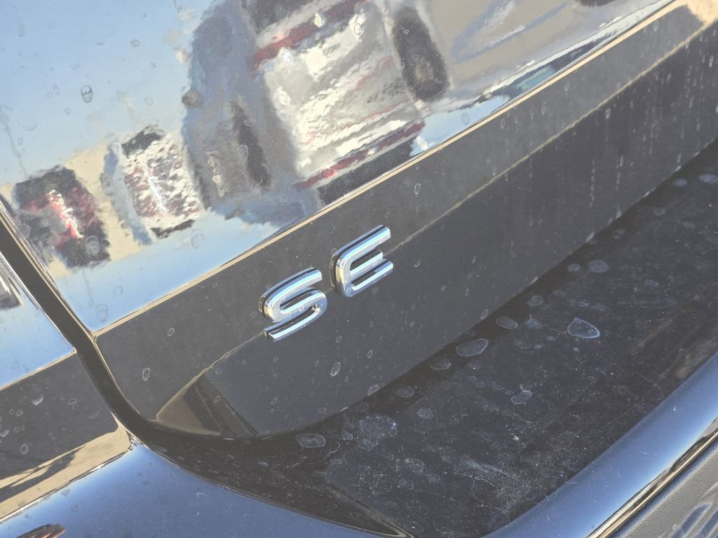 New 2026 Volkswagen Taos SE image 9