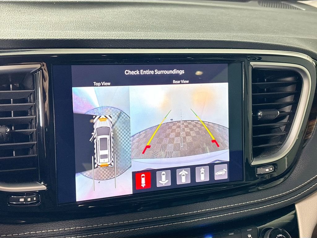 Used 2023 Chrysler Pacifica Limited w/ Uconnect Theater Family Group image 17